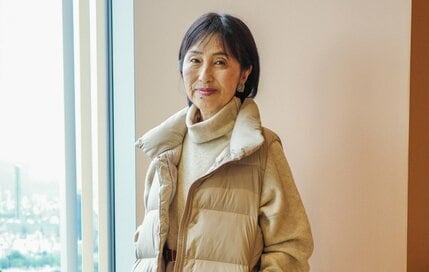 60代がユニクロ「ニットワンピース」で変身。首元や体型をカバーしつつ上品おしゃれに：2023年10月トップ10
