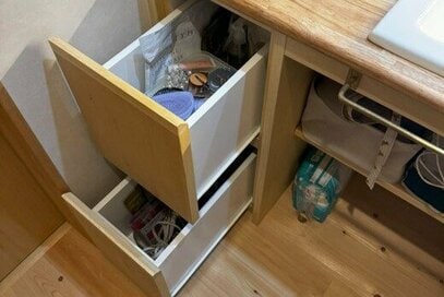 ものがすっきり収まる洗面台。コンセントの配置と引き出しの寸法が成功のカギに