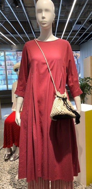 単色ワンピースに合わせたコーデのマネキン