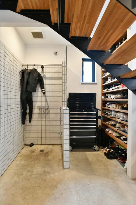 靴を収納したオープン棚とシャワーブース