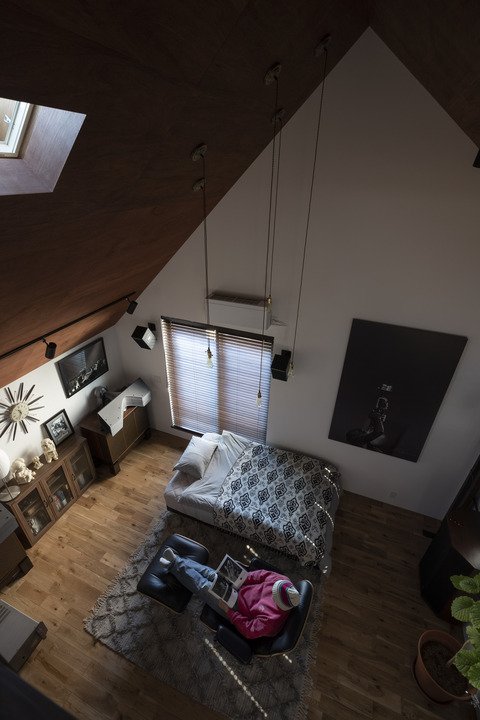 イームズのラウンジチェアで鑑賞中