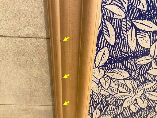 モールディングを「カクシ釘」で押さえる