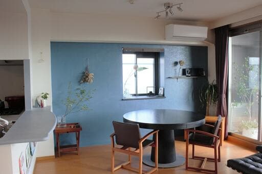 塗装した後のリビングの壁