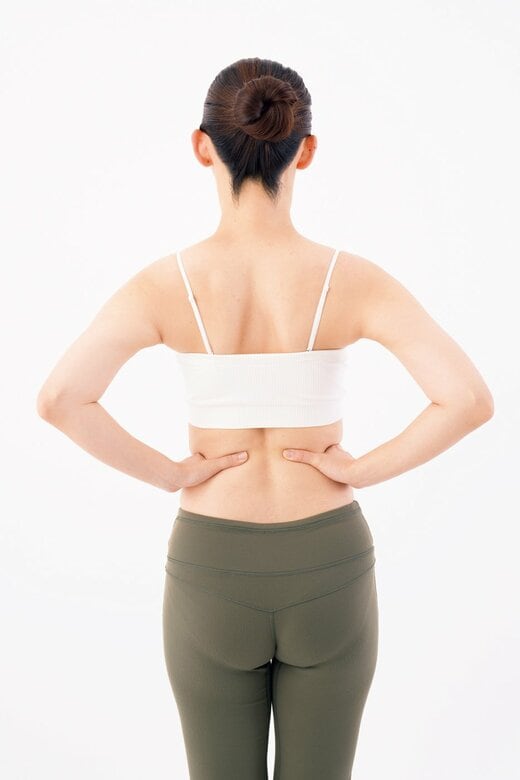 志室のツボを押す動作