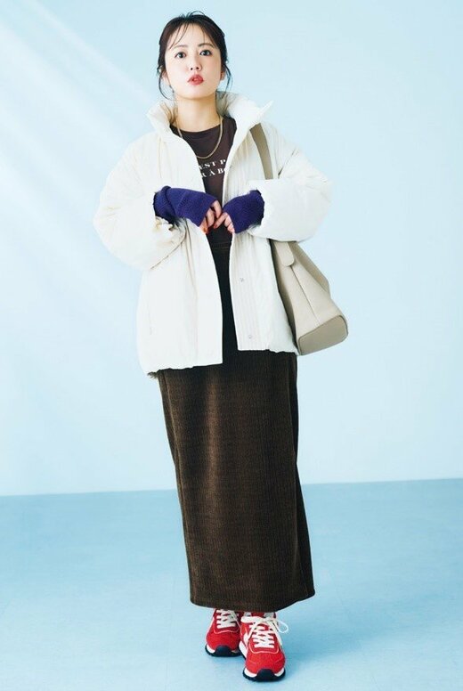 白ダウン×スカートを着こなす磯山さやかさん