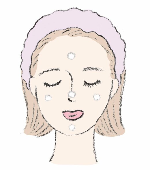 乳液を顔に付けた人