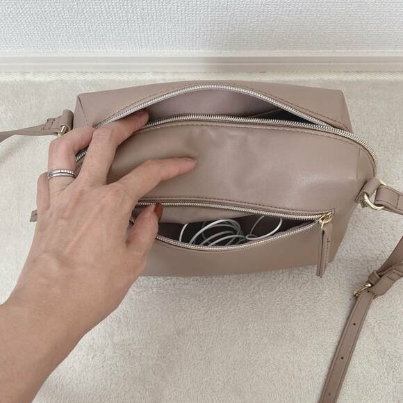 ショルダーバッグのポケットにコード