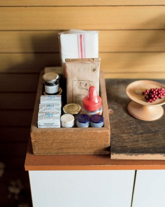 食品ストックは靴箱に ショップみたいに並べる