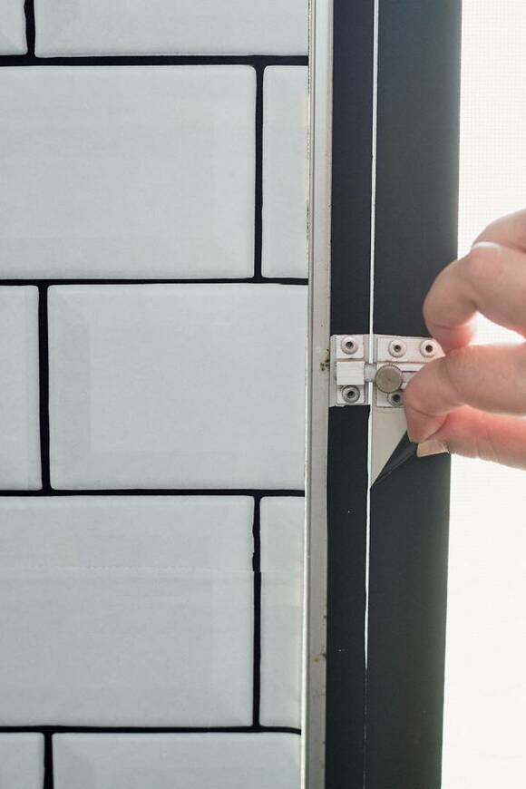 サッシにマスキングテープ