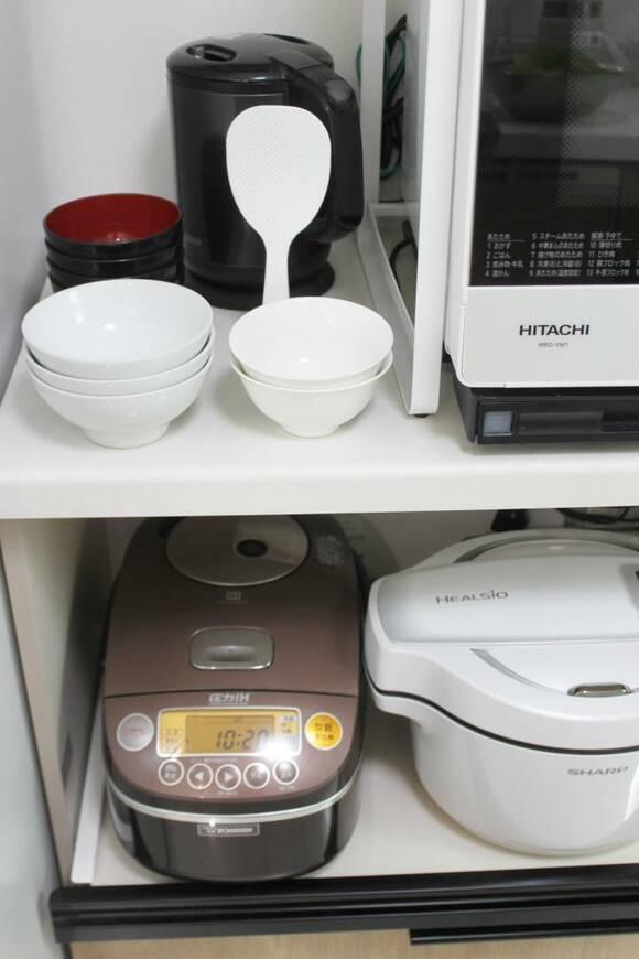 ご飯と汁もの茶碗の下に炊飯器など