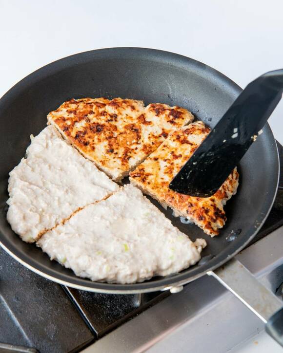 十字に切れ目を入れて裏返す