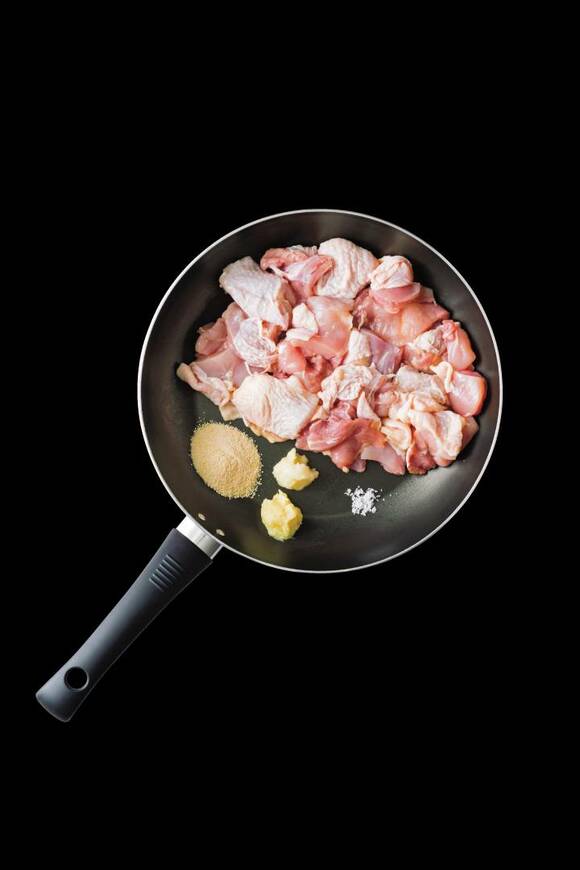 フライパンに鶏肉と調味料