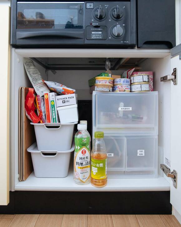 収納ボックスに入りきらない食材が積まれている状態