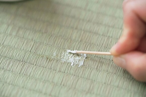 木工用接着剤を楊枝につけて塗る