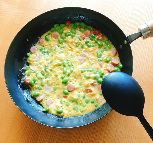 フライパンごと食卓で囲み、各自、自分が食べたい量だけ注いで食べるシステムでいただきました。