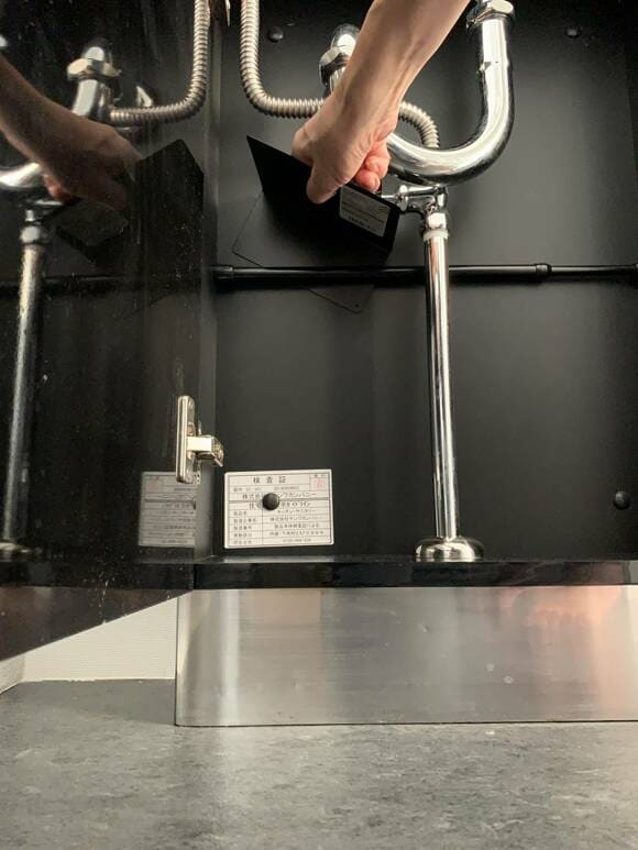 つっぱり棒と後ろ壁面にブックスタンドを差し込む