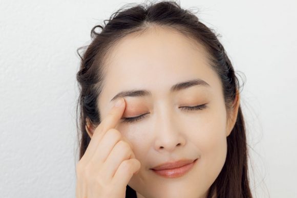 アイパレットを塗る女性