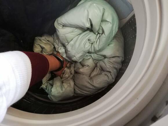 汚れやすいエリやソデを部分洗いしてから洗濯機に入れる