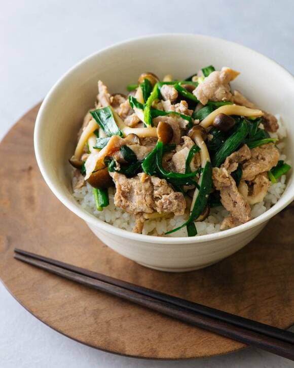 キノコなどを合わせたどんぶり