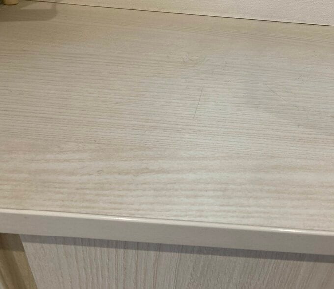 下駄箱の上の傷