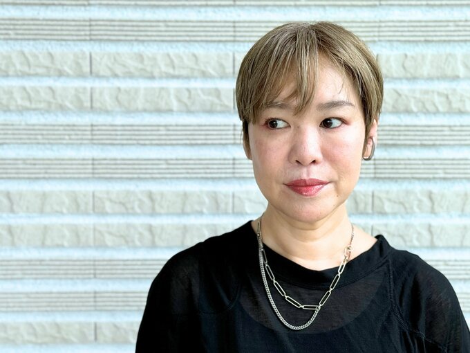 片耳にシルバーのイヤーカフを装着