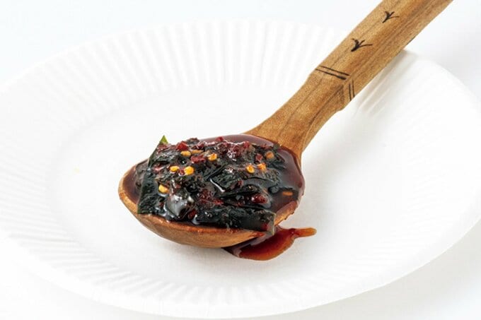 スプーンにのせた旨辛ニラだれ