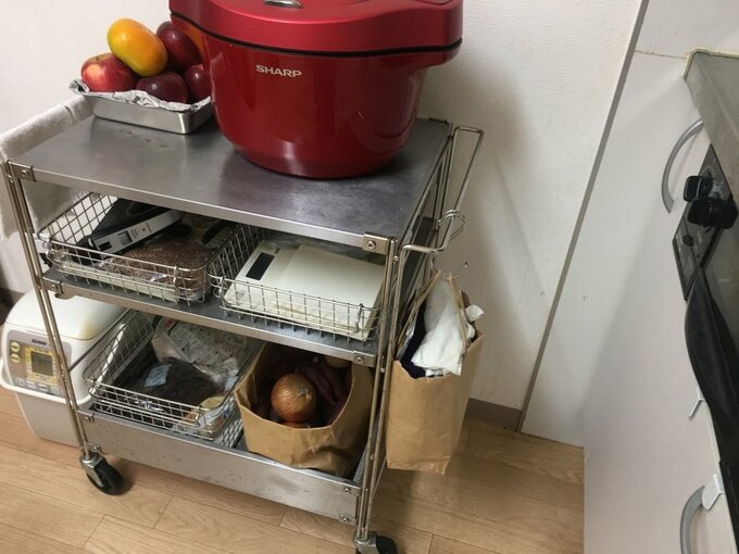 キッチンワゴンと紙袋