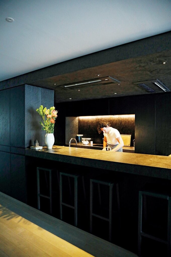 キッチンで料理をする二コラさん