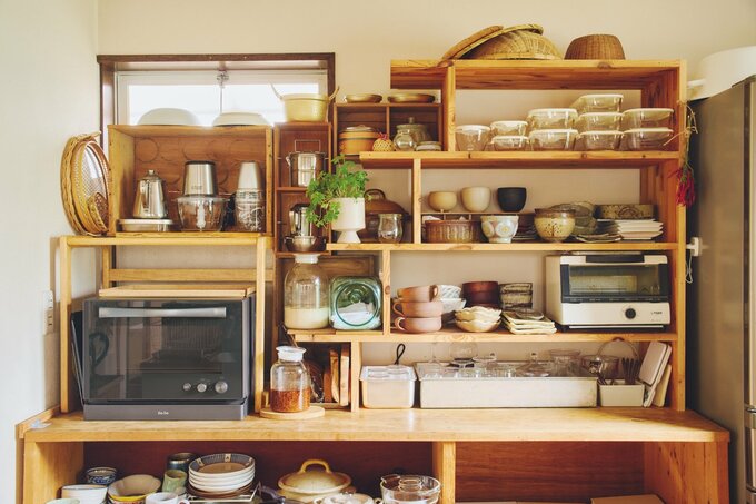 整理整頓された食器や調理家電が見える食器棚