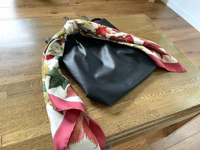 スカーフ　カメリア結び