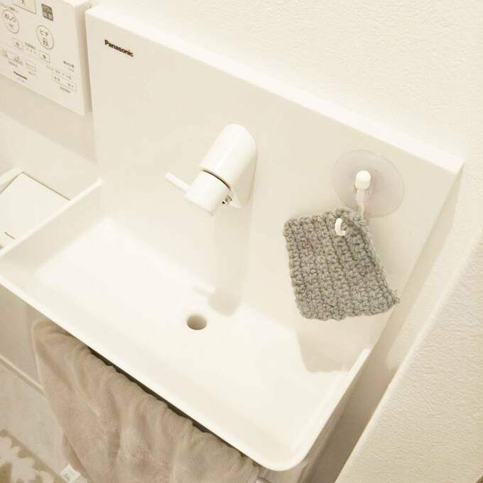 アクリルタワシを吸盤フックでつり下げています。