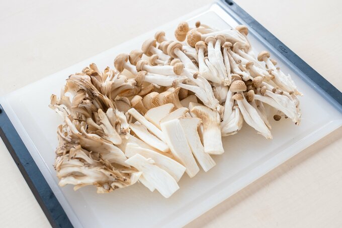 キノコ　石ずきをとる