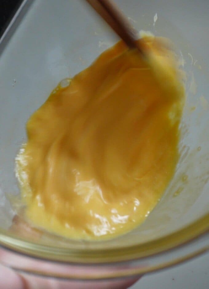 ボウルに卵を割り、しっかり混ぜる