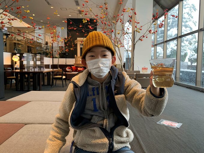 お茶をもつ子ども