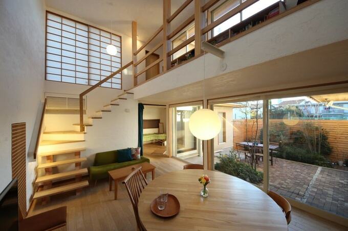 LDと吹き抜けでつながる階段室