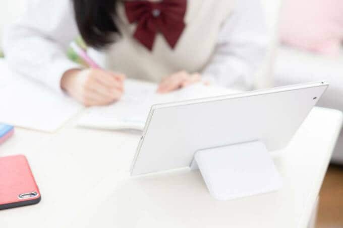 タブレットを置いて勉強をする様子