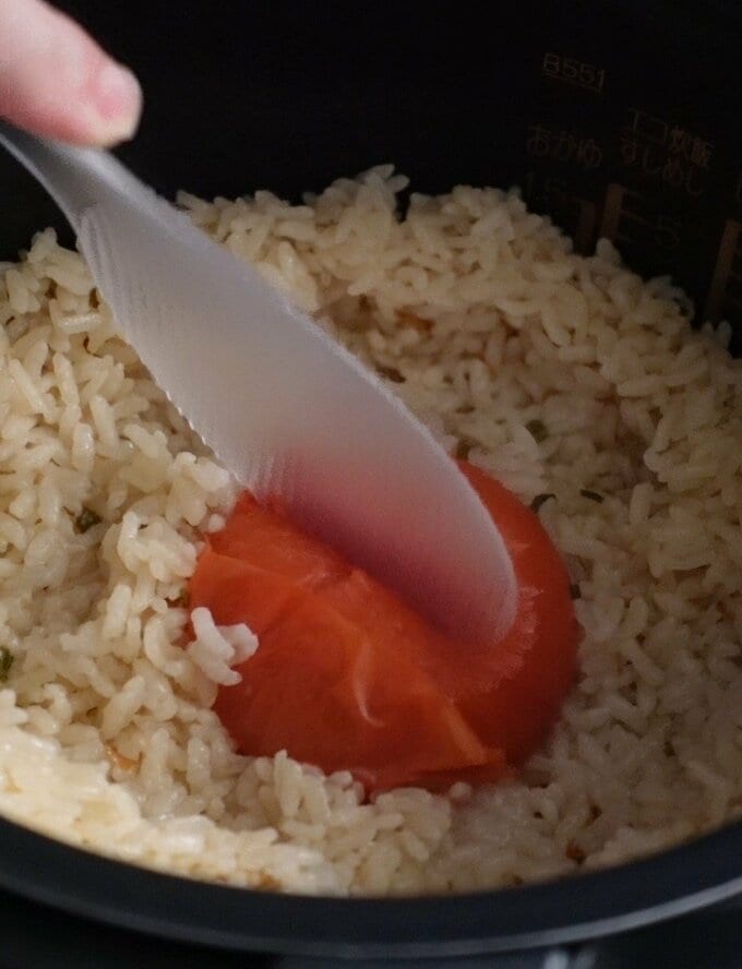 トマトをつぶししながら全体を混ぜる