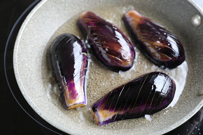 ナスを揚げ焼きにする