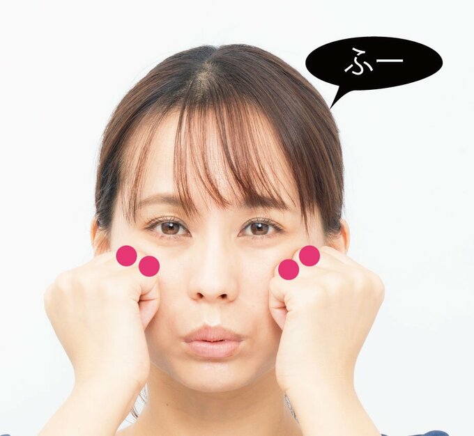 握りこぶし頬息を吸う