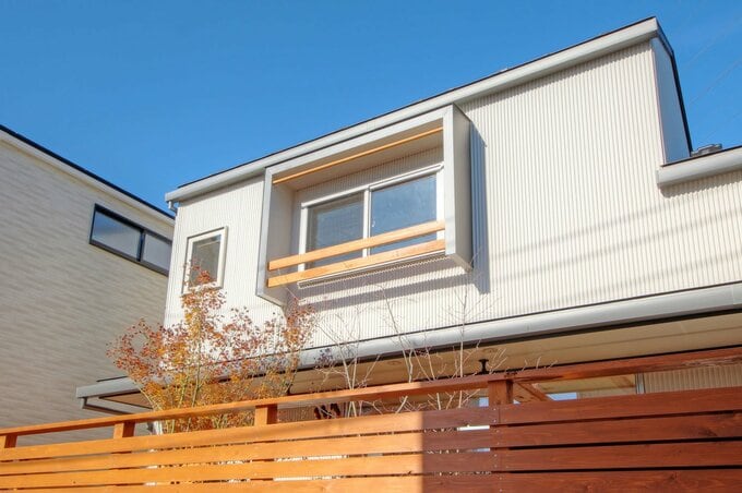 「屋根&外壁ともガルバリウム鋼板仕上+軒なし」の家