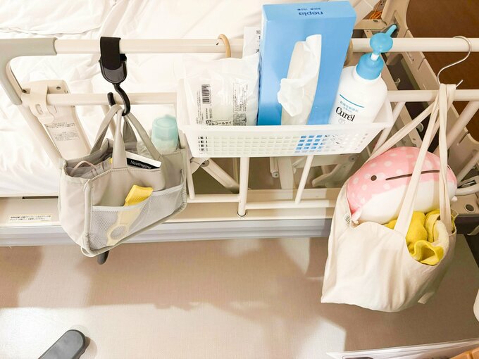 ベッドの柵にバッグなどをかけているところ