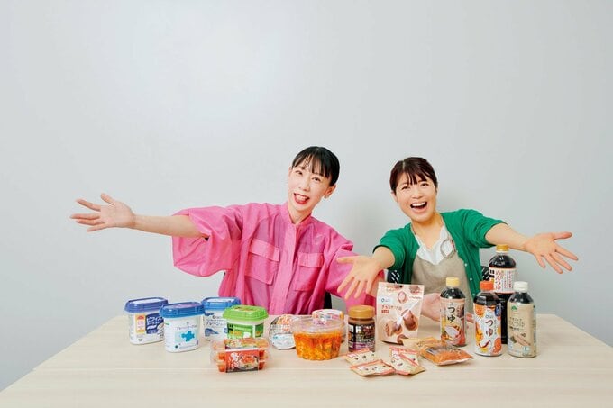 PB商品を紹介する2人