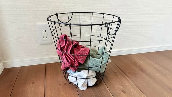 カゴの中に衣類を入れている