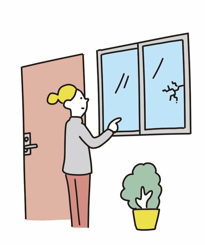 家の点検をする女性