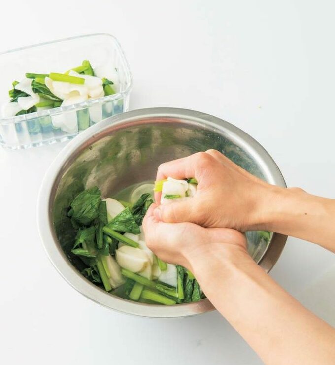 野菜の水気を絞る