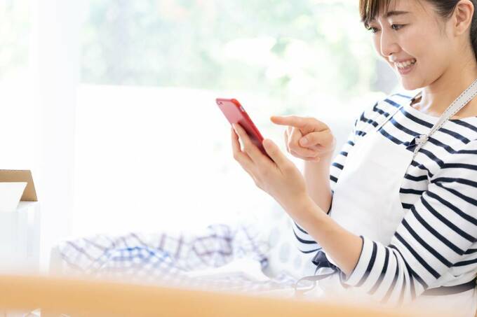 スマホを見る女性
