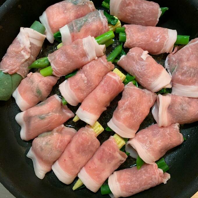 野菜を巻いて塩をふり、焼くだけ。