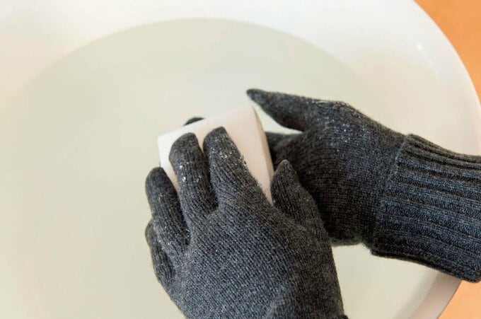 手袋をつけたまま石けんをつけて洗う