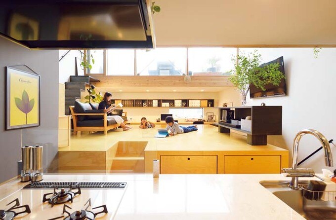 キツチンからリビングをのぞむ