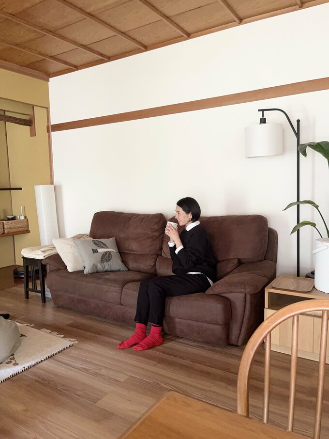 リビングでくつろぐひでさん